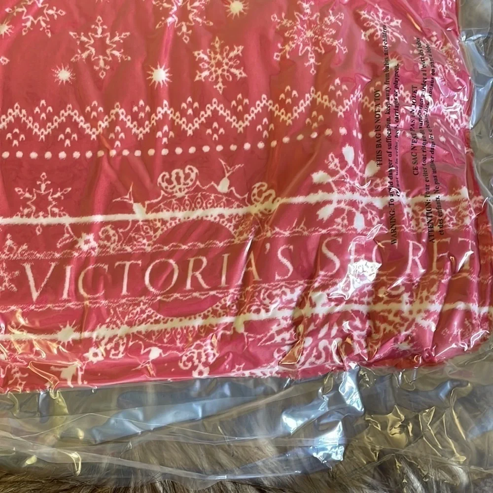 Victorias Secret blanket vs